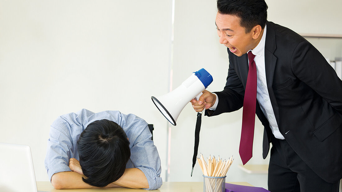 Titelbild des Fachbeitrags zum Umgang mit Kollegen, die sich drücken