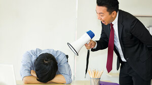 Titelbild des Fachbeitrags zum Umgang mit Kollegen, die sich drücken