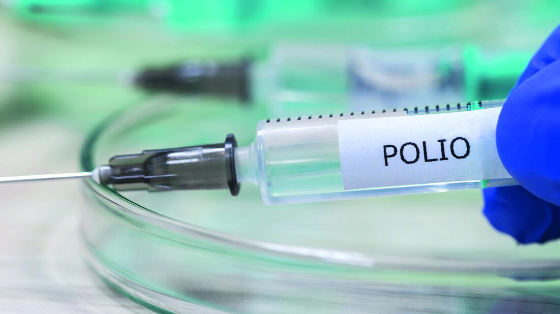 Foto einer Spritze mit Schriftzug Polio
