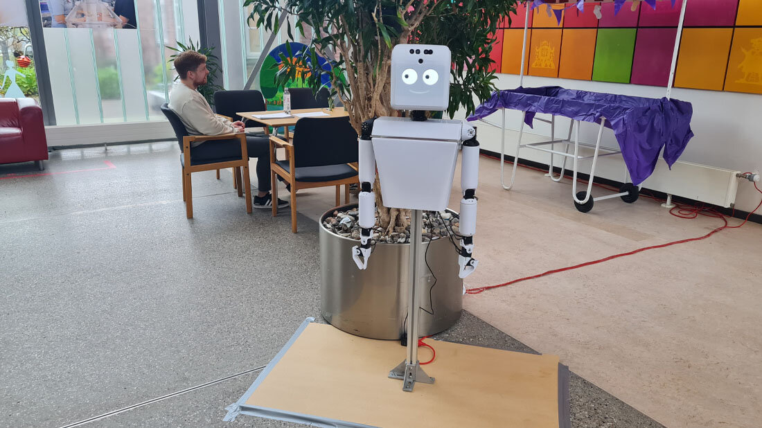 Roboter.jpg Der HospiBot im Foyer der Kinderklinik in Odense, Dänemark.