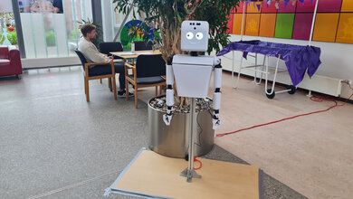 Roboter.jpg Der HospiBot im Foyer der Kinderklinik in Odense, Dänemark.