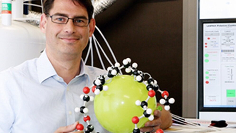 Leif Schröder mit einem Molekül-Modell 