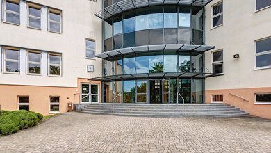 Foto des Eingangs zum Staatlichen Berufsschulzentrum in Nordhausen in Thüringen