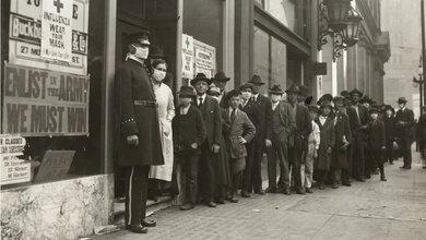 Schlange von Menschen während der Spanischen Grippepandemie 1918