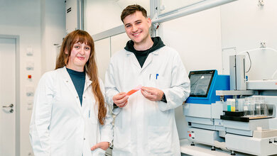 Zwei Forschende in weißen Kitteln im Labor