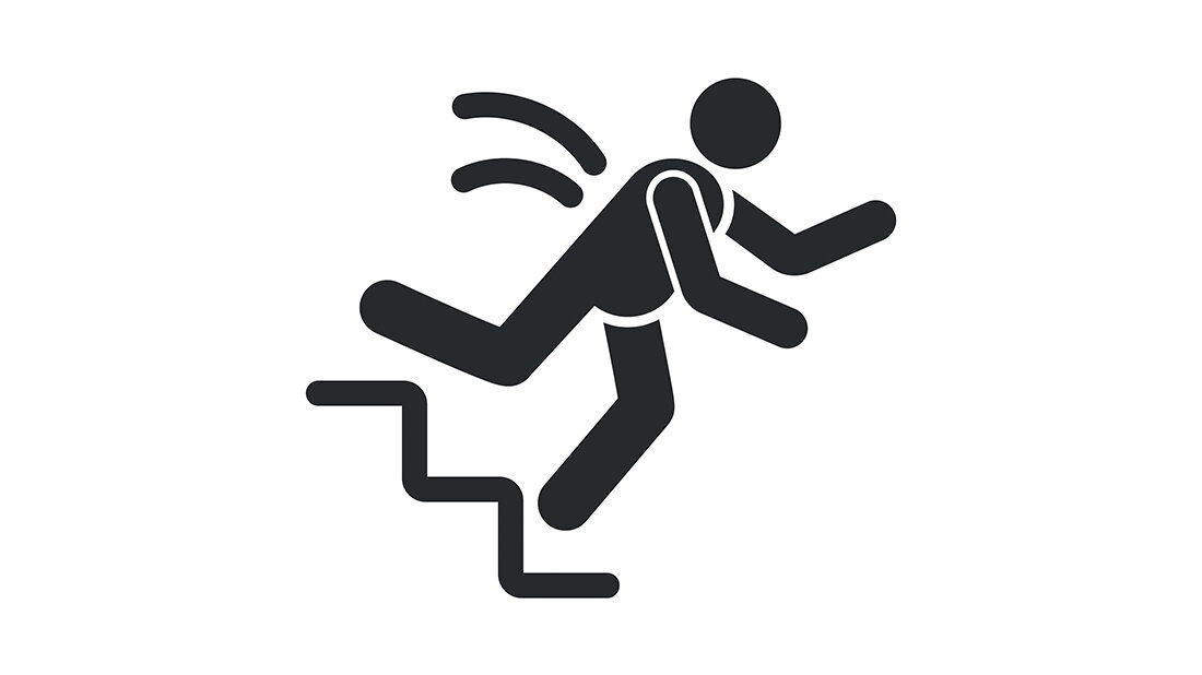 Symbolische Darstellung einer Person, die eine Treppe hinunterstürzt