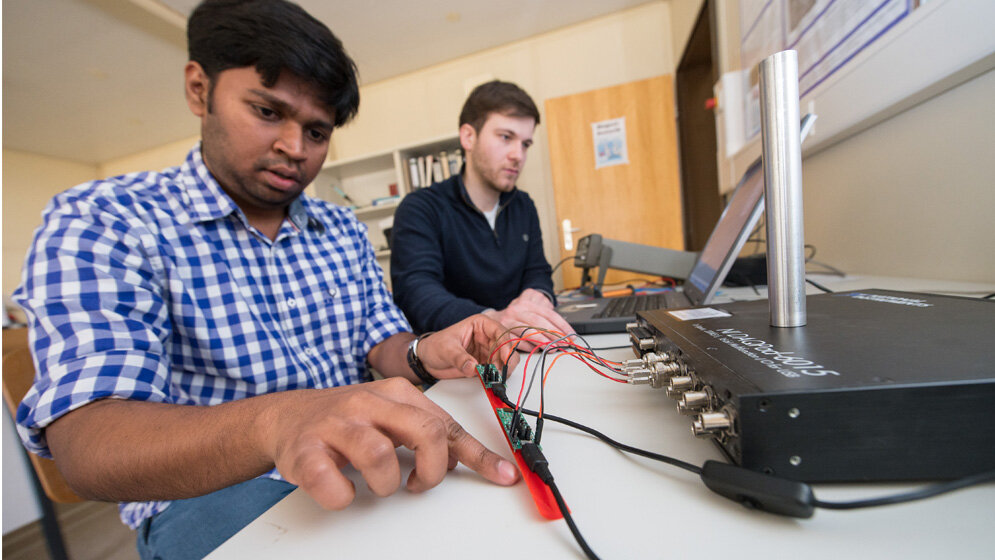Melvin_Chelli_und_Fabian_Laurent_bereiten_den_Magnetfeldsensor_für_die_Messe_vor_Foto_Oliver_Dietze.jpg Magnetfeldsensor für die Messe