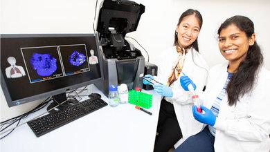 Molekularbiologin Dr. Shambhabi Chatterjee (rechts) und Erstautorin Dr. Jia Li Ye.