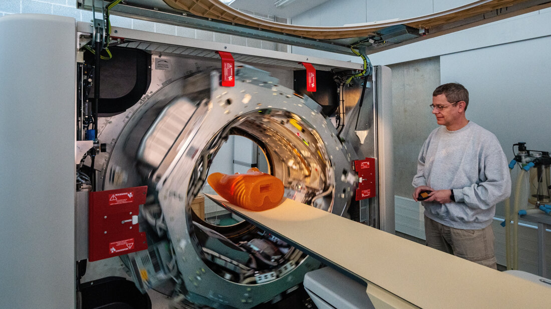 Thorax-Phantom und Dunkelfeld-Computertomograf. Rechts: Dr. Thomas Koehler