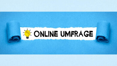 Aufgerissenes Papier hinter dem Online Umfrage steht.