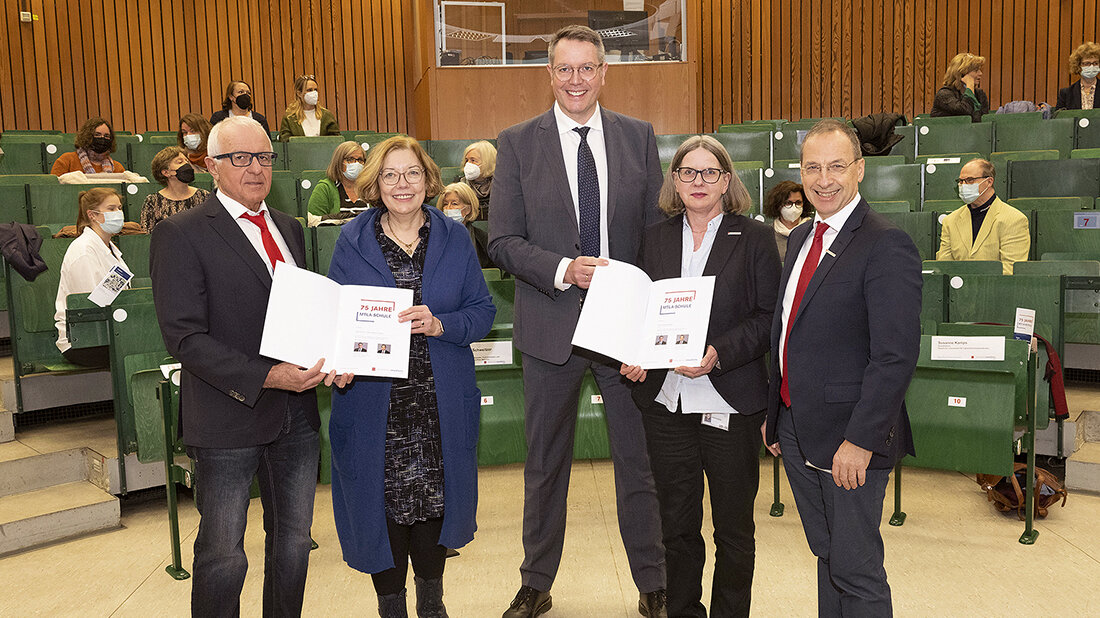 Seit 75 Jahren die Zukunft im Blick Gruppenfoto zur Jubiläumsfeier der MTL-Schule an der Uni Mainz