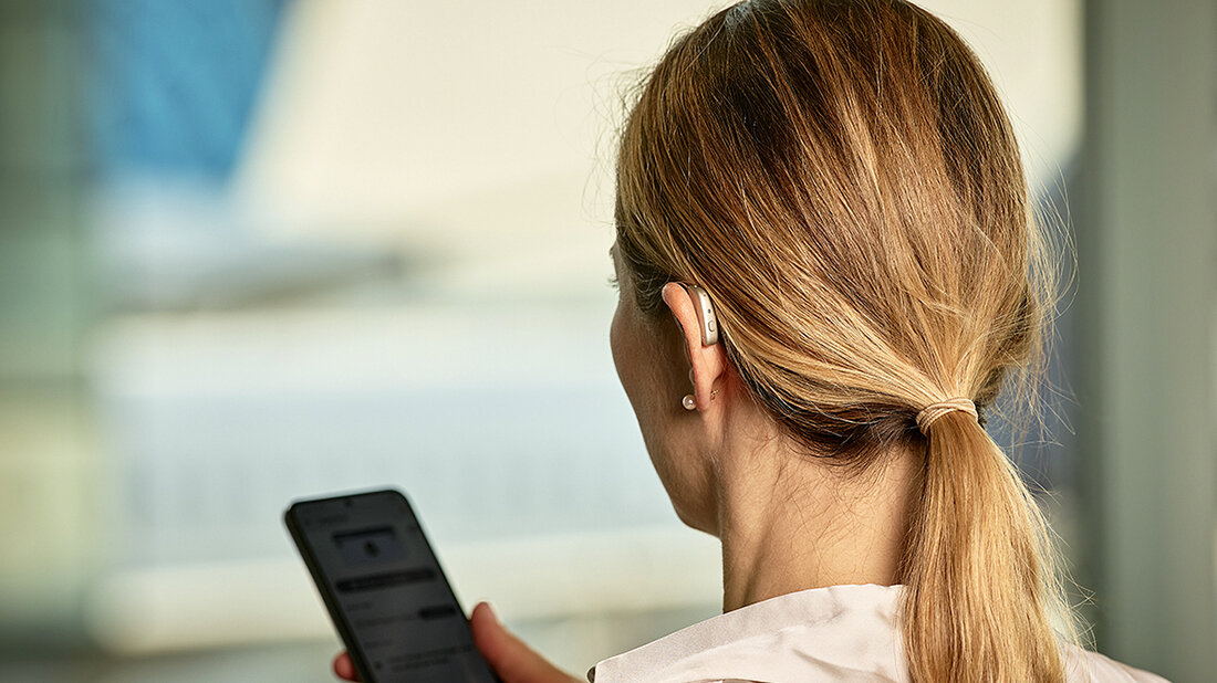 Foto einer Frau mit einem Hörgerät