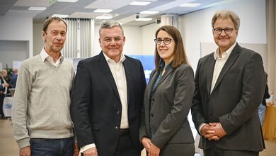 Biobanken-Symposium_Copyright_Volkmar_Otto.jpg Prof. Dr. Michael Hummel (GBN-Leiter), PD Dr. Dr. Michael Kiehntopf (TMF-Vorstand), PD Dr. Sara Nußbeck (Tagungspräsidentin), Sebastian Semler (TMF-Geschäftsführer), v. l. n .r.