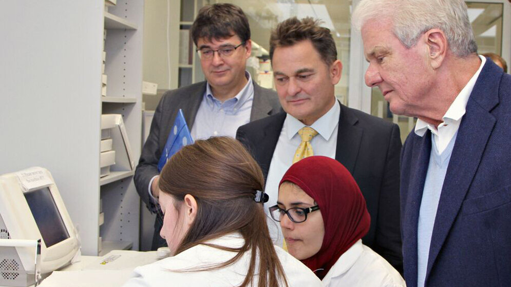 Dietmar Hopp und HI-STEM-Wissenschaftlerinnen 