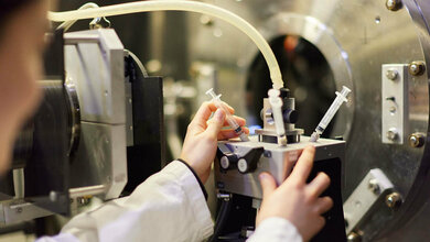 Dr. Jia-Jheng Kang bereitet die Messungen für die Impfstoffe am Probenort der KWS-2 vor. 