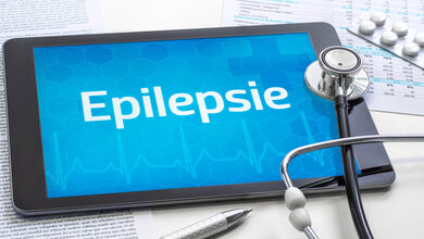 Tabelt mit dem text Epilepsie auf dem Display.