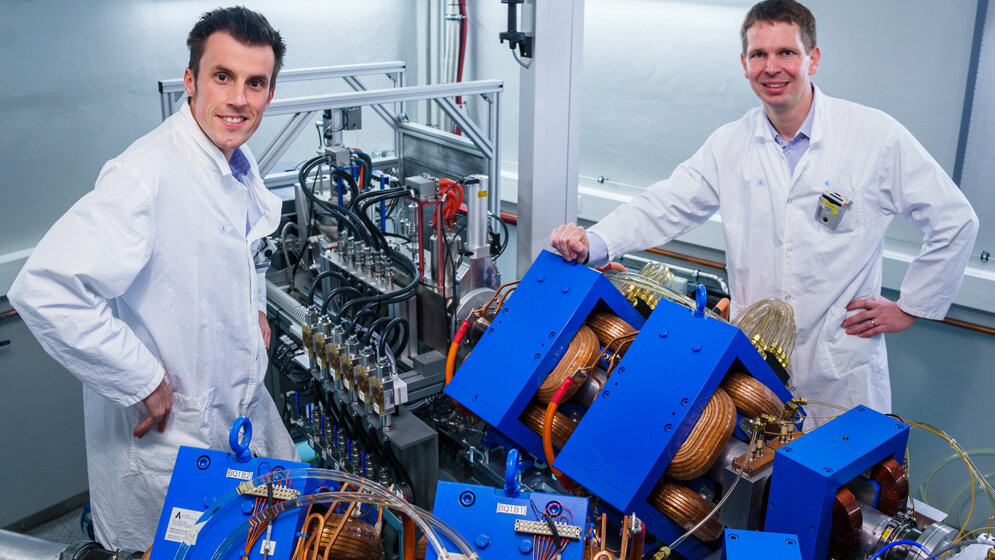 Dr_Robert_Wodtke_links_und_Dr_Martin_Kreller_am_Zyklotron_TR_Flex_HZDR_Andre_Wirsig.jpg Dr. Robert Wodtke (links) und Dr. Martin Kreller