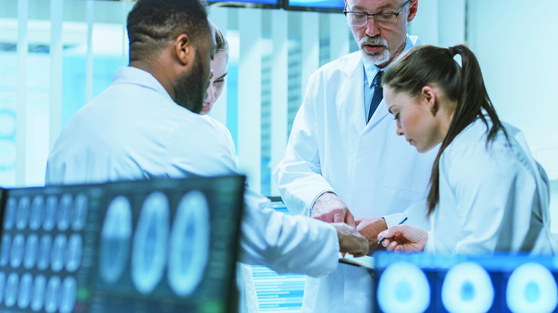 Foto einer Gruppe in Medizinerkleidung