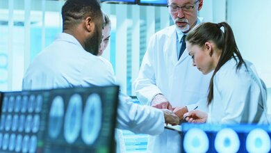 Foto einer Gruppe in Medizinerkleidung