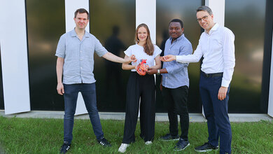 Dr. Dr. Stefan Kallenberger (UKHD), die beiden Erstautoren Dr. Judith Gronwald (UMG), die ein Herz in der Hand hält, und Dr. Funsho E. Fakuade (UMG), und Prof. Dr. Niels Voigt (UMG; v.l.n.r.).