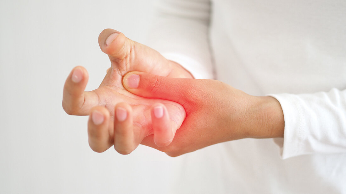 Rheumatoid arthritis – a brief overview Bild mit Händen, die als Zeichen einer Entzündung teilweise rötlich sind