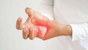 Bild mit Händen, die als Zeichen einer Entzündung teilweise rötlich sind