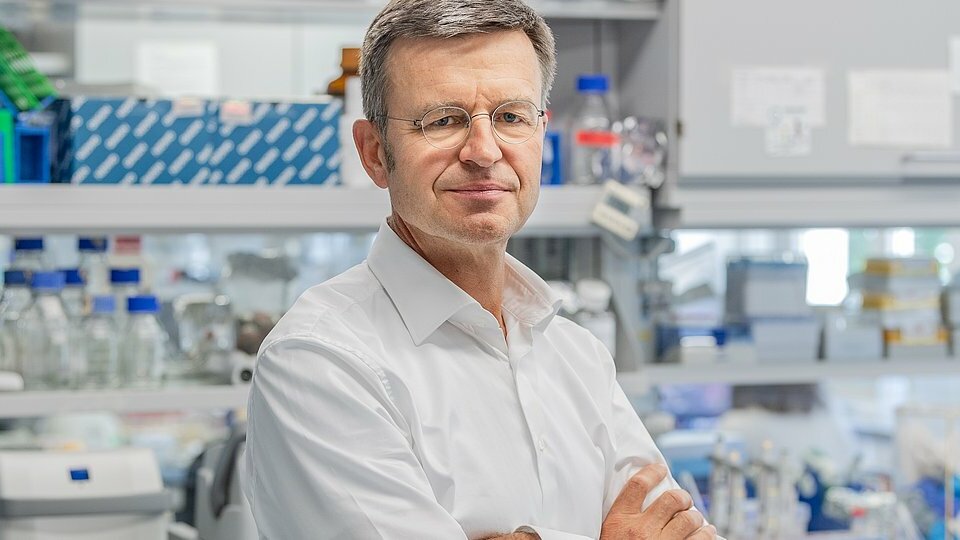 Prof. Stefan Engelhardt im Labor