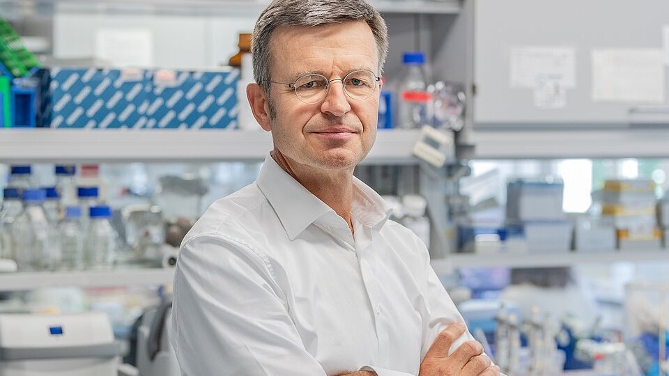 Prof. Stefan Engelhardt im Labor
