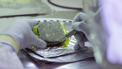 Entnahme einer Probe aus einem imprägnierten Sedimentblock