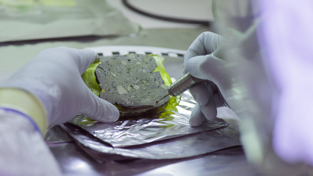 Entnahme einer Probe aus einem imprägnierten Sedimentblock