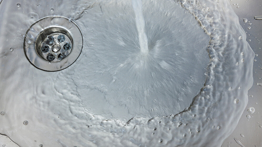 Mit Algorithmen neue Varianten des Coronavirus im Abwasser aufspüren 