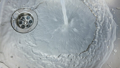 Mit Algorithmen neue Varianten des Coronavirus im Abwasser aufspüren 