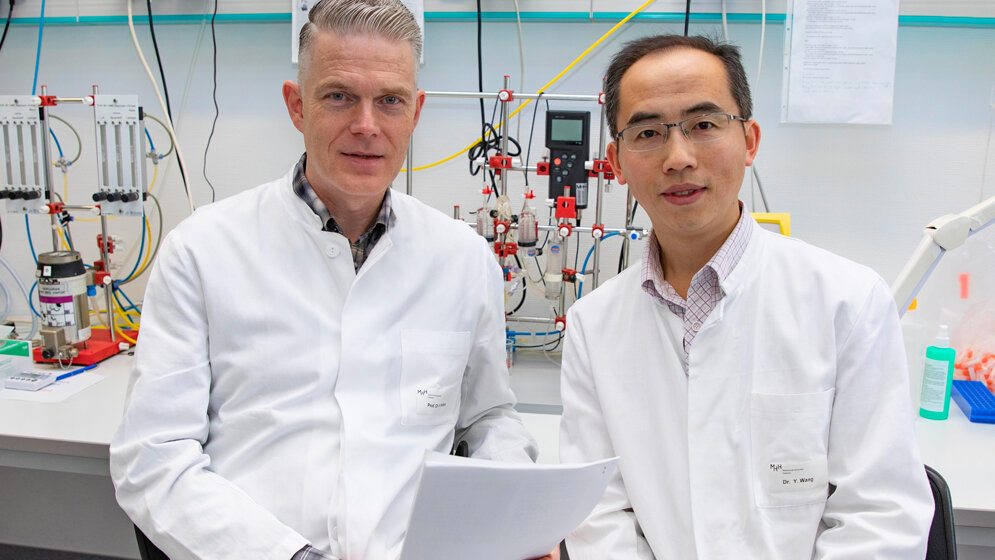 Professor Dr. Kai Wollert (links) und Dr. Yong Wang