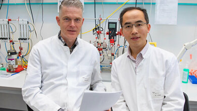 Professor Dr. Kai Wollert (links) und Dr. Yong Wang
