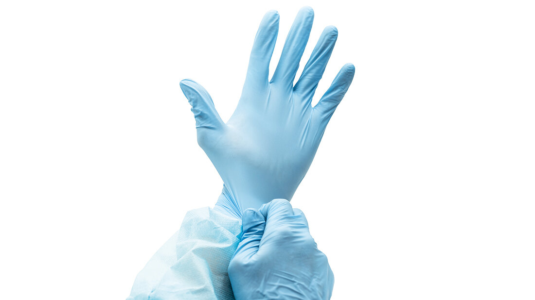 Foto vom Anziehen medizinischer Schutzhandschuhe