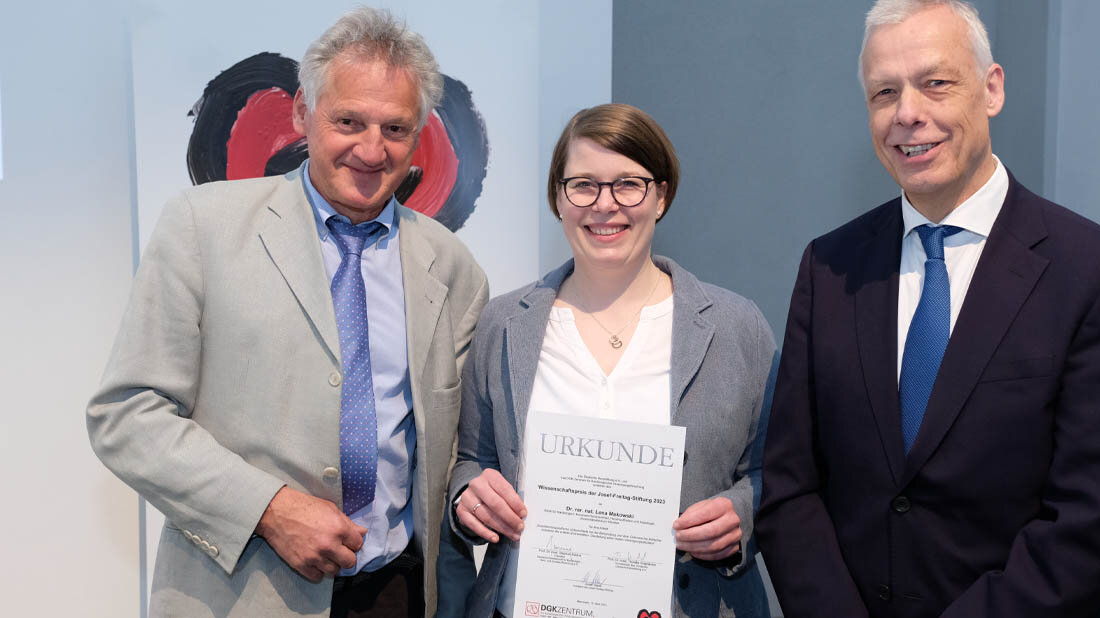 Auszeichnung.jpg Dr. Lena Makowski, Prof. Dr. Armin Welz (l.), Prof. Dr. Thomas Voigtländer