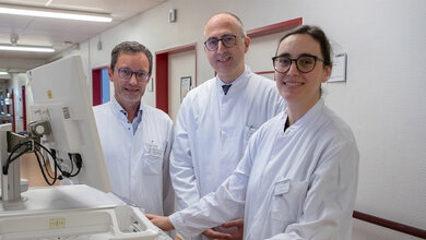 Abgebildet sind: Prof. Dr. Eugen Feist, Prof. Dr. Dimitrios Mougiakakos und Dr. Mirjeta Berisha von der Universitätsmedizin Magdeburg.