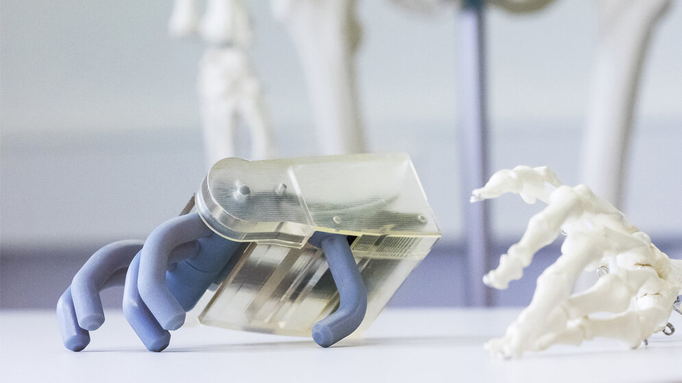 Nachbau_der_Eisernen_Hand_Hochschule_Offenburg.jpg Nachbau der "Eisernen Hand"