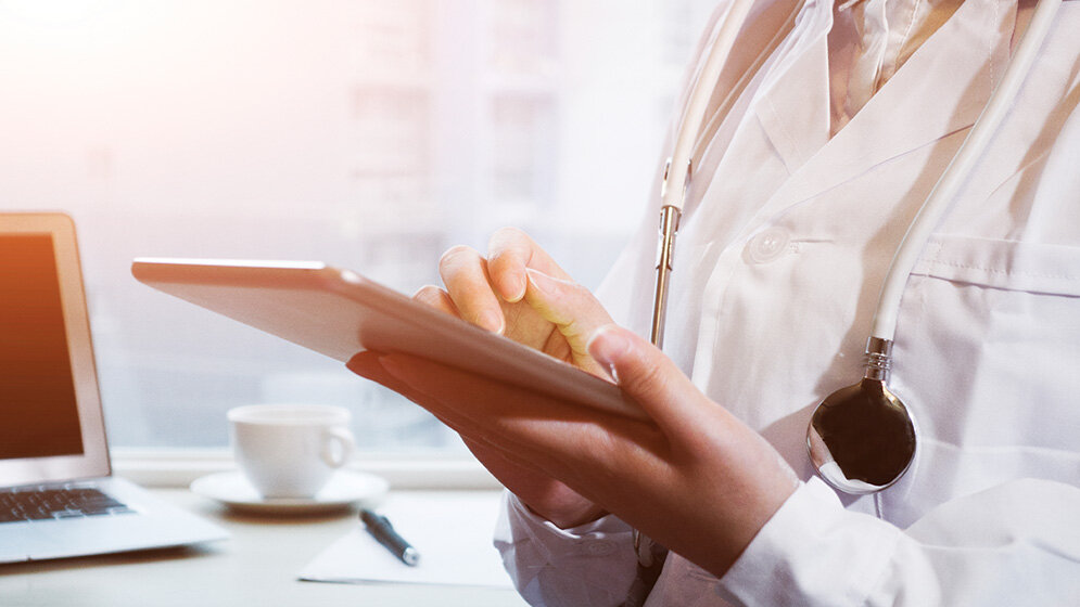AErztin_am_Tablet_xijian_iStockphoto.jpg Ärztin am Tablet