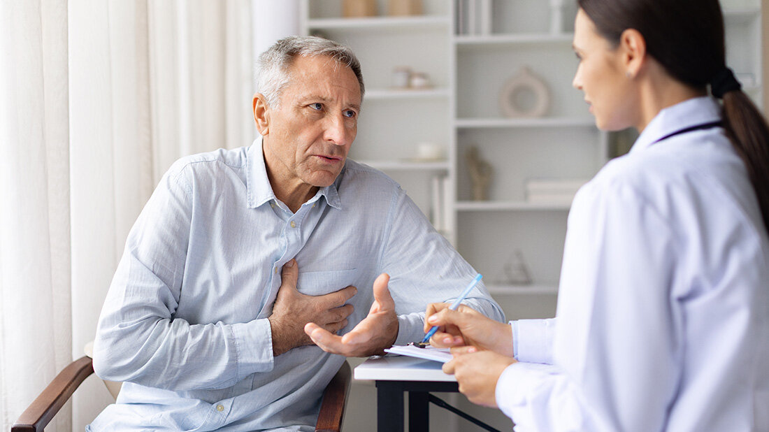 Älterer Patient in Konsultation bei einer Ärztin