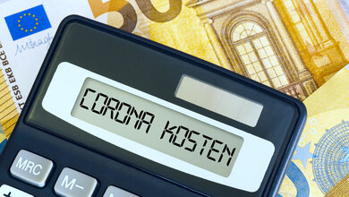 Coronakosten.jpg Euro Geldscheine, Taschenrechner und Kosten für die Corona Krise