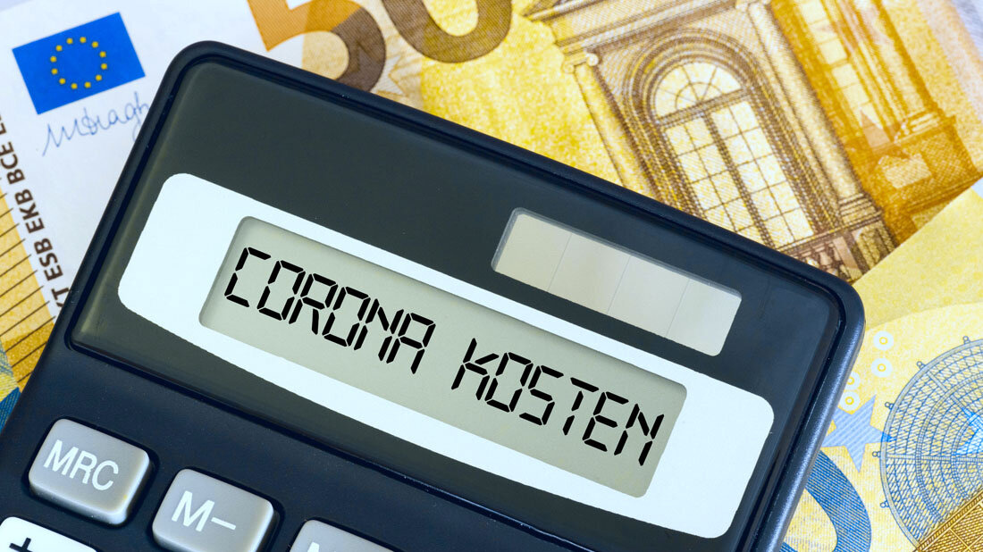 Euro Geldscheine, Taschenrechner und Kosten für die Corona Krise