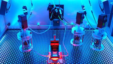 Ein Fluidkreislauf transportiert alle Flüssigkeiten zu den Bioreaktoren.