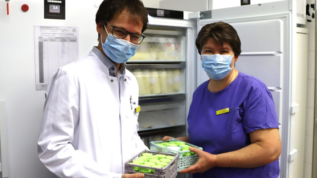 Frauenmilchbank.jpg Klinikdirektor Prof. Dr. Christoph Härtel, rechts Sylvia Königer, Leiterin der Säuglingsernährung in der Klinik.