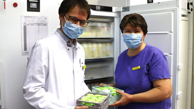 Frauenmilchbank.jpg Klinikdirektor Prof. Dr. Christoph Härtel, rechts Sylvia Königer, Leiterin der Säuglingsernährung in der Klinik.
