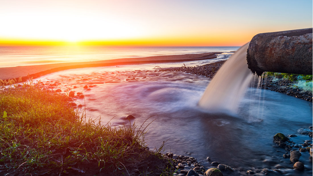 Abwasser läuft in Gewässer