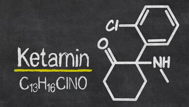 Tafel mit der Ketamin Summen- und Strukturformel
