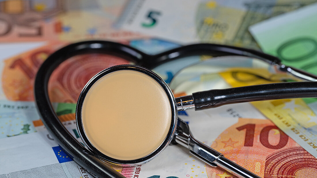 GKV: Zusatzbeiträge erhöht, moderater Überschuss in 2022 verbucht