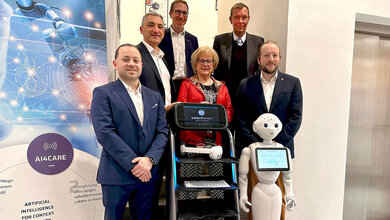 SMART FOREST Team: (von links) Sebastian Schmidt (TC Grafenau), Dr. Ronny Raith (Landrat Landkreis Regen), Christian Schmitz (Arberlandkliniken), Marcus Plaschke (Kliniken am Goldenen Steig), Prof. Dr. Florian Wahl (TC Grafenau). (In der Mitte) Helga Weinberger, stellvertretende Landrätin von Freyung-Grafenau.