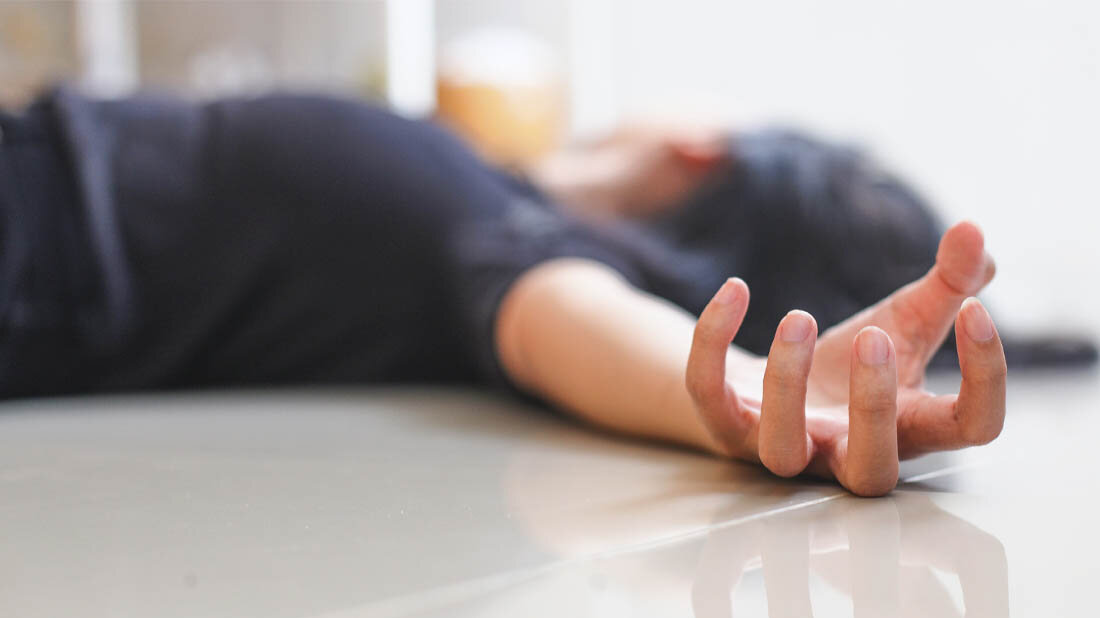 Epileptischer_Anfall.jpg Eine Frau mit einem Krampfanfall liegt auf dem Boden.